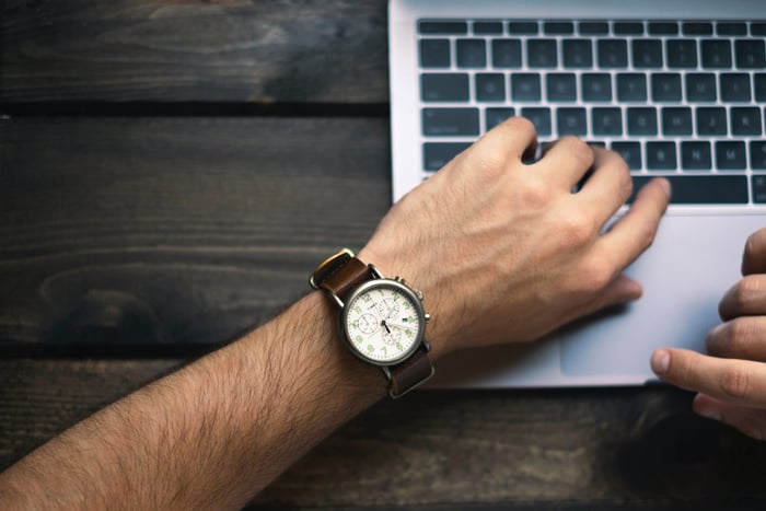 freelance-worker-watch-laptop