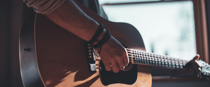 Un guitariste qui donne un cours de guitar en ligne 