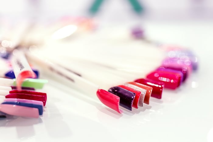 muestras de colores de esmalte de uñas surtidos