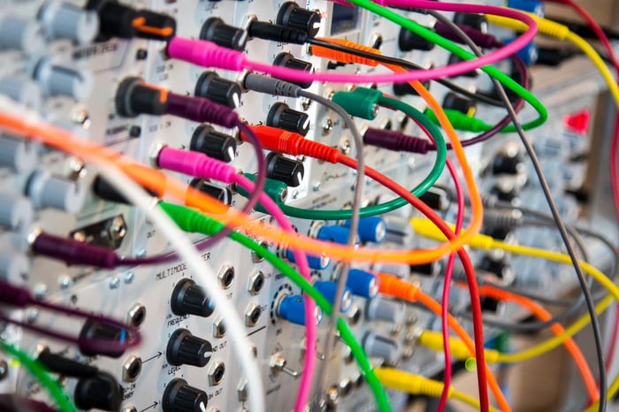 Cables de colores con docenas de conexiones