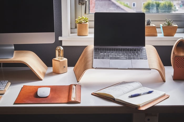 Home-Schreibtisch mit Laptop auf Riser