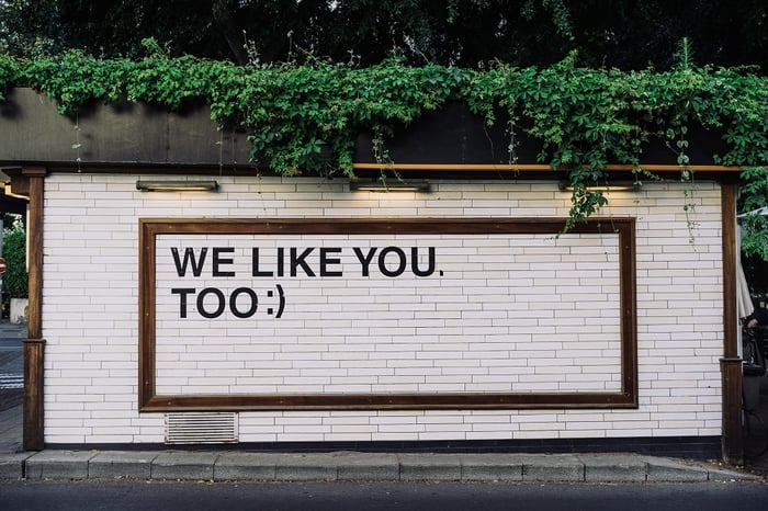 Napis na ścianie "we like you, too"