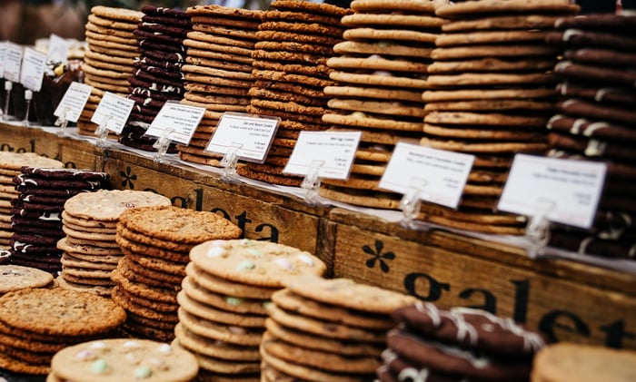 Stapel riesiger Kekse in verschiedenen Geschmacksrichtungen