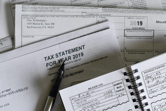 Formularios de impuestos y un bolígrafo sobre un escritorio