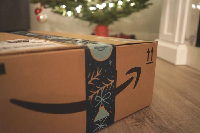 Commande de boîtes de colis en Amazon sous l'arbre de Noël