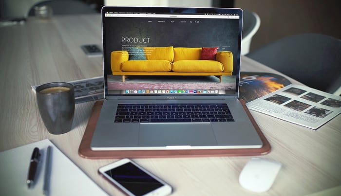 Online-Sofa-Shop auf Laptop-Bildschirm