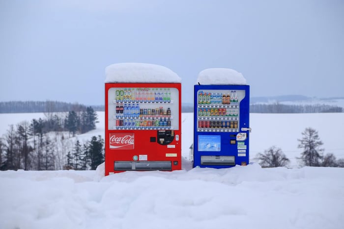 Máquinas expendedoras con bebidas en el campo con nieve