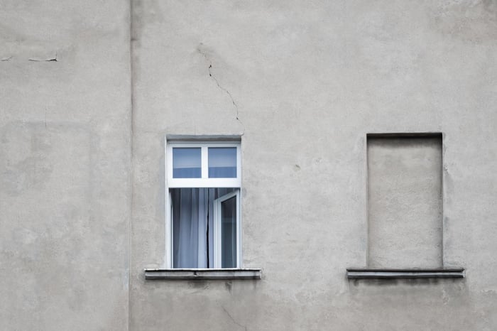 Fenêtre ouverte et autre fenêtre cimentée fermée Niche
