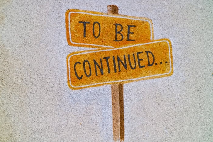 placa pintada na parede dizendo"to be continued"