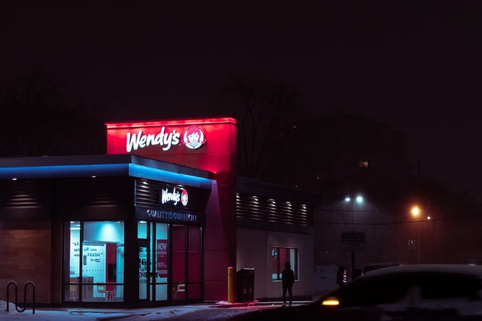 foto da fachada de um restaurante Wendy's a noite