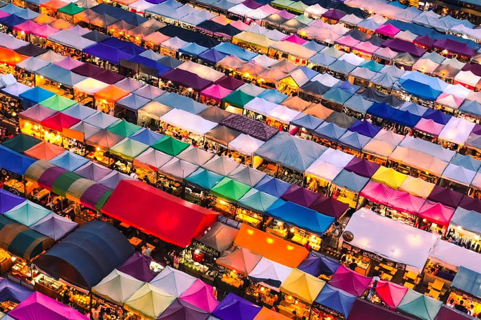 Tentes colorées dans un marché 