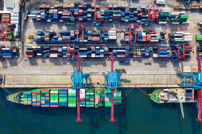 Vogelperspectief van vrachtcontainers in de haven