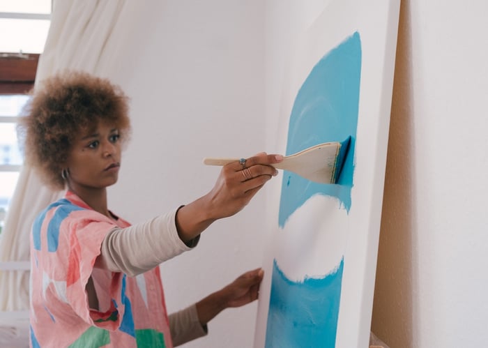 vrouw is aan het schilderen op canvas