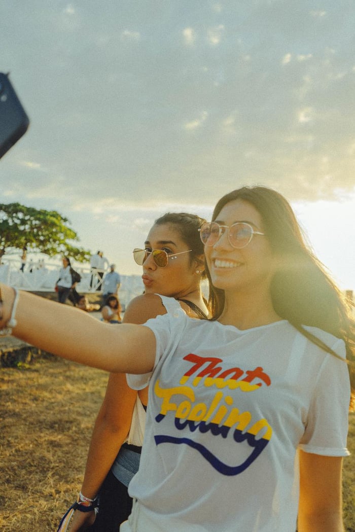 Deux filles qui prennent une selfie à la plage 