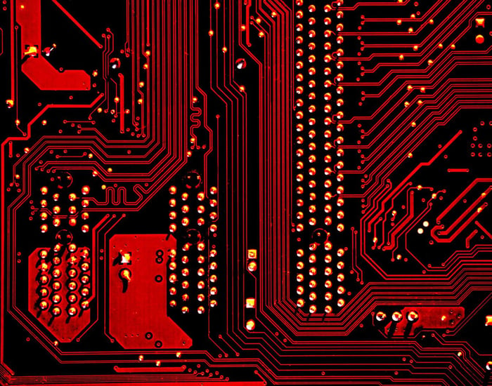 Gambar teknologi chip komputer berwarna merah dari dekat