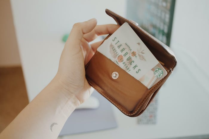Tarjeta de fidelidad de Starbucks en la billetera