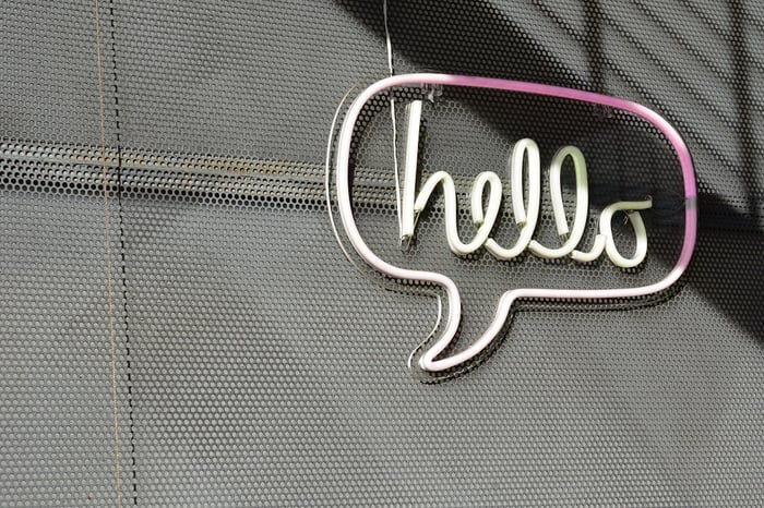 placa de neon com "hello" escrito