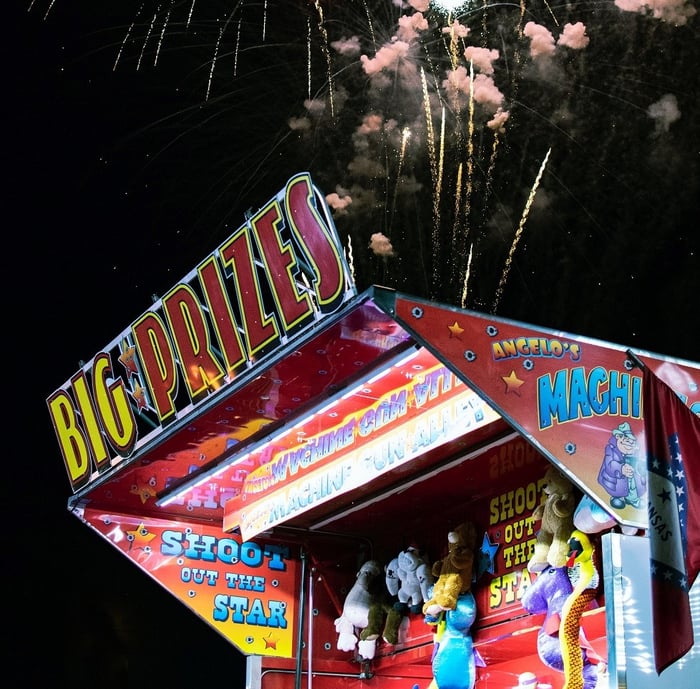 barraca em parque de diversões mostrando vários prêmios