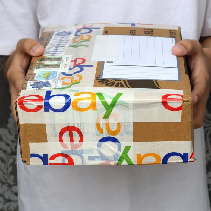 Pessoa segurando pacote do eBay
