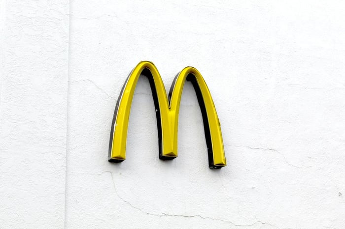 Arcos dourados do McDonalds sobre fundo branco