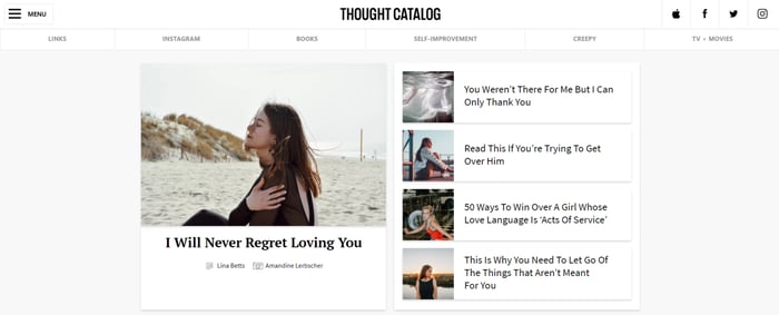 Esempio di blog Thought Catalog con foto di una ragazza seduta sulla spiaggia