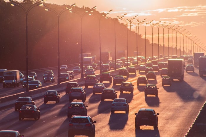 Auto's op snelweg tijdens zonsondergang