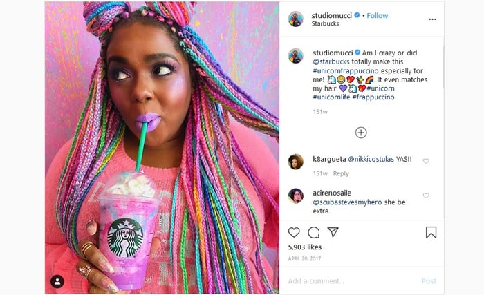 Starbucks Unicorn Frappacino e moça com cabelo colorido
