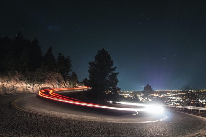 Larga exposición con luces de un auto en la carretera