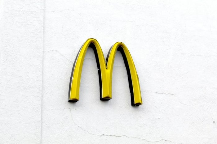 Archi d'oro McDonalds contro uno sfondo bianco