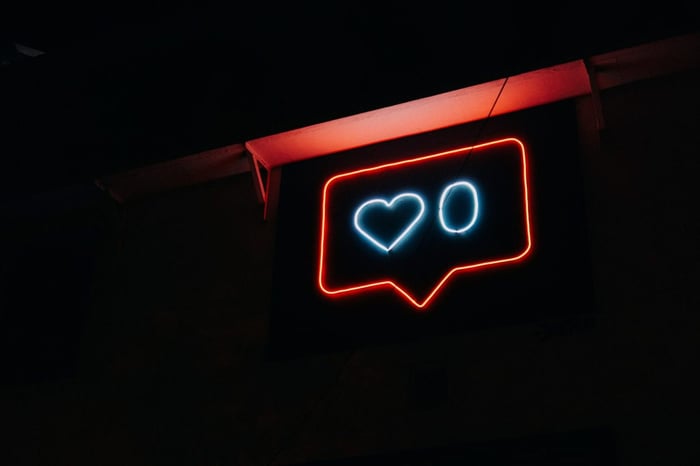 Uma placa mostrando um coração sobre fundo preto