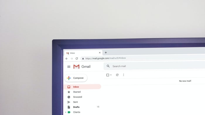 Computador mostrando caixa de entrada do email