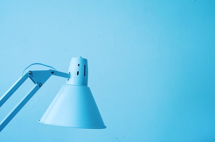 Une lampe de bureau bleue sur un fond bleu 