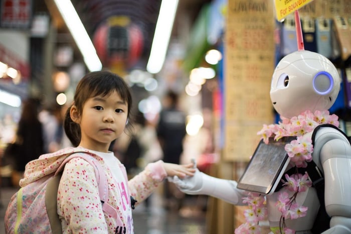Une fille avec un robot

