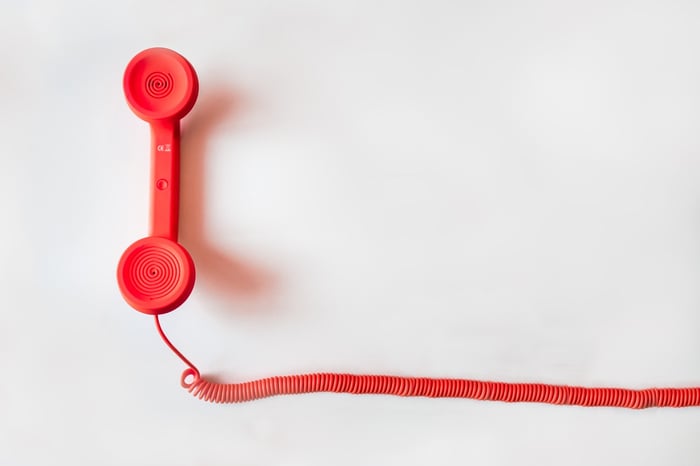 Un teléfono rojo sobre un fondo blanco
