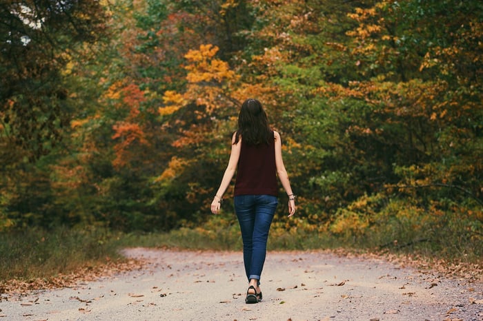 Kobieta spacerująca w parku jesienią