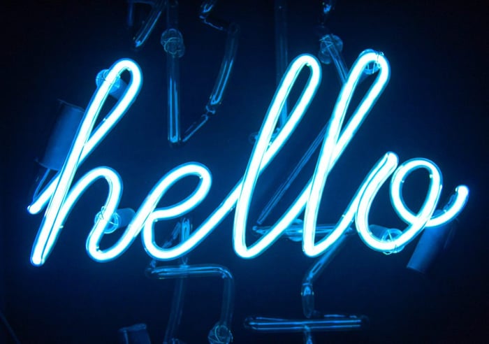 letrero de neón azul que dice "hello" en letra cursiva