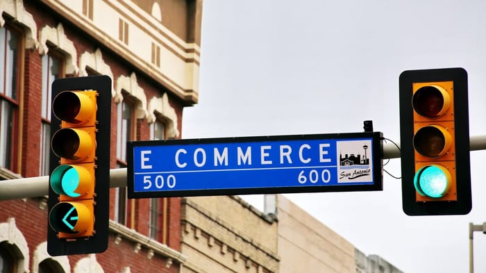 Placa escrito "e-commerce" perto de um semáforo
