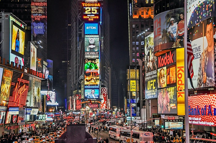 Werbetafeln werden nachts in einer Stadt mit Werbung beleuchtet
