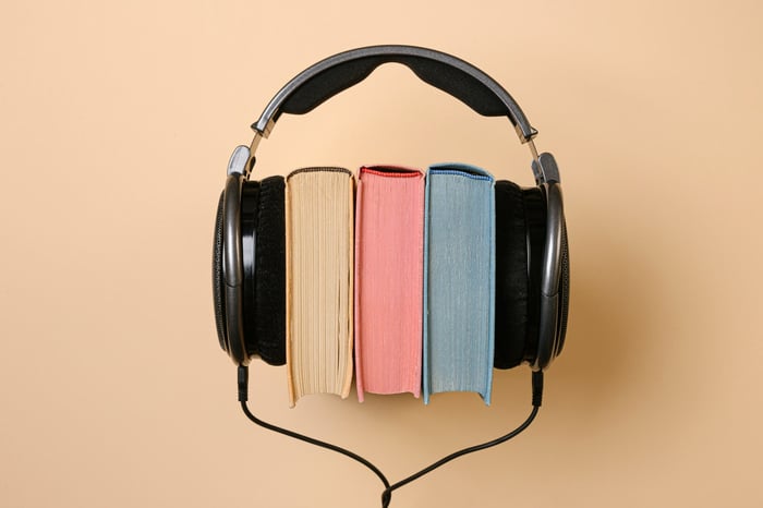 Audífonos para podcast con libros en medio