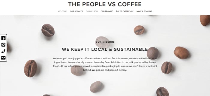 Página de inicio del sitio web People vs Coffee que muestra granos de café superpuestos con texto negro
