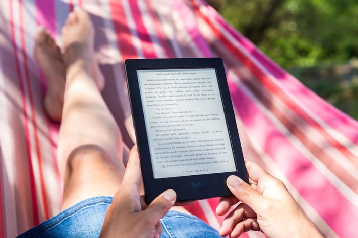 Pessoa lendo e-book ao ar livre