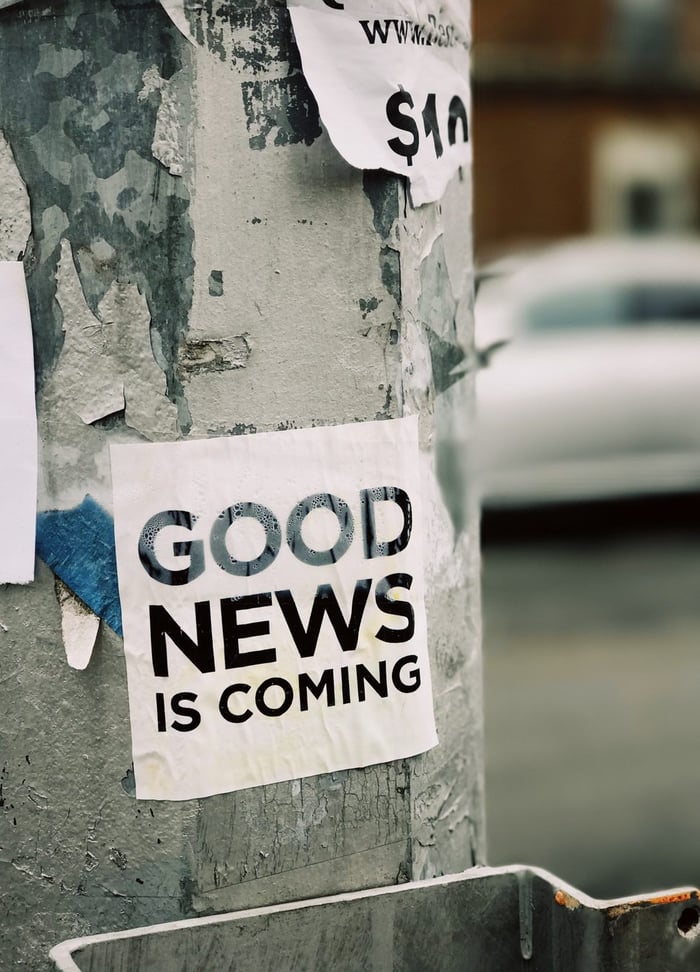 Papel colado no post com os dizeres "Boas notícias vêm aí", em inglês