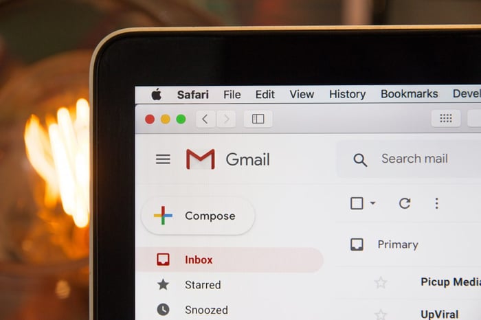 Caixa de entrada do Gmail aberta na tela do notebook