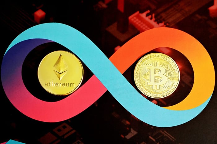 Ethereum y Bitcoin con símbolo de infinito