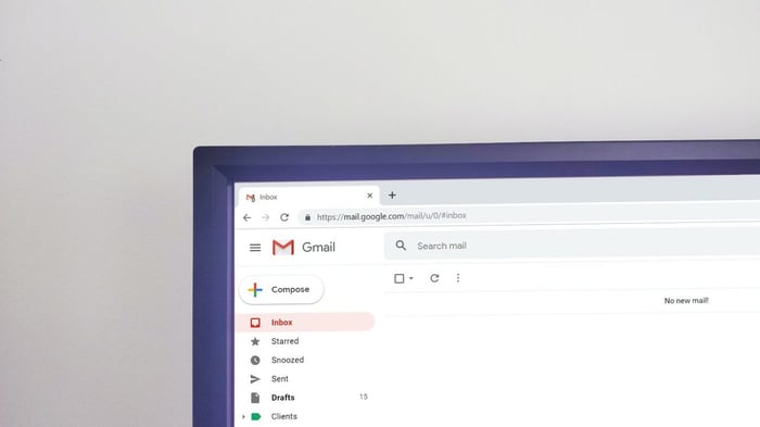 Caixa de entrada do gmail na tela do computador