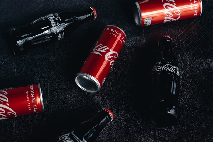 botellas y latas de Coca Cola
