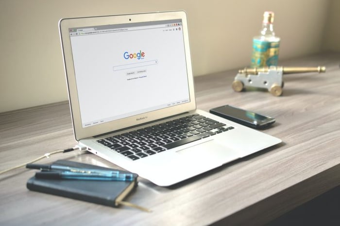 Notebook mostrando o Google na tela