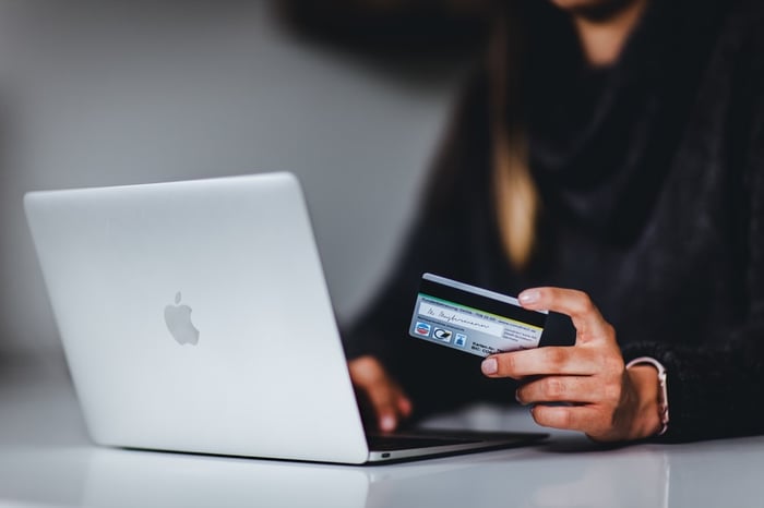 Pessoa comprando na internet com cartão de crédito