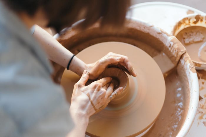 Usaha kerajinan keramik