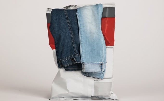 Duas calças jeans em cima de uma embalagem